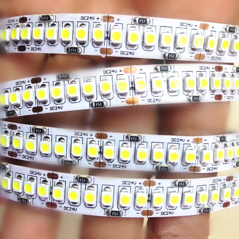 Bande LED 4800Lm Super lumineuse 24V IP20 48W 93.6W 2835 bande LED 240led bande lumineuse Flexible r