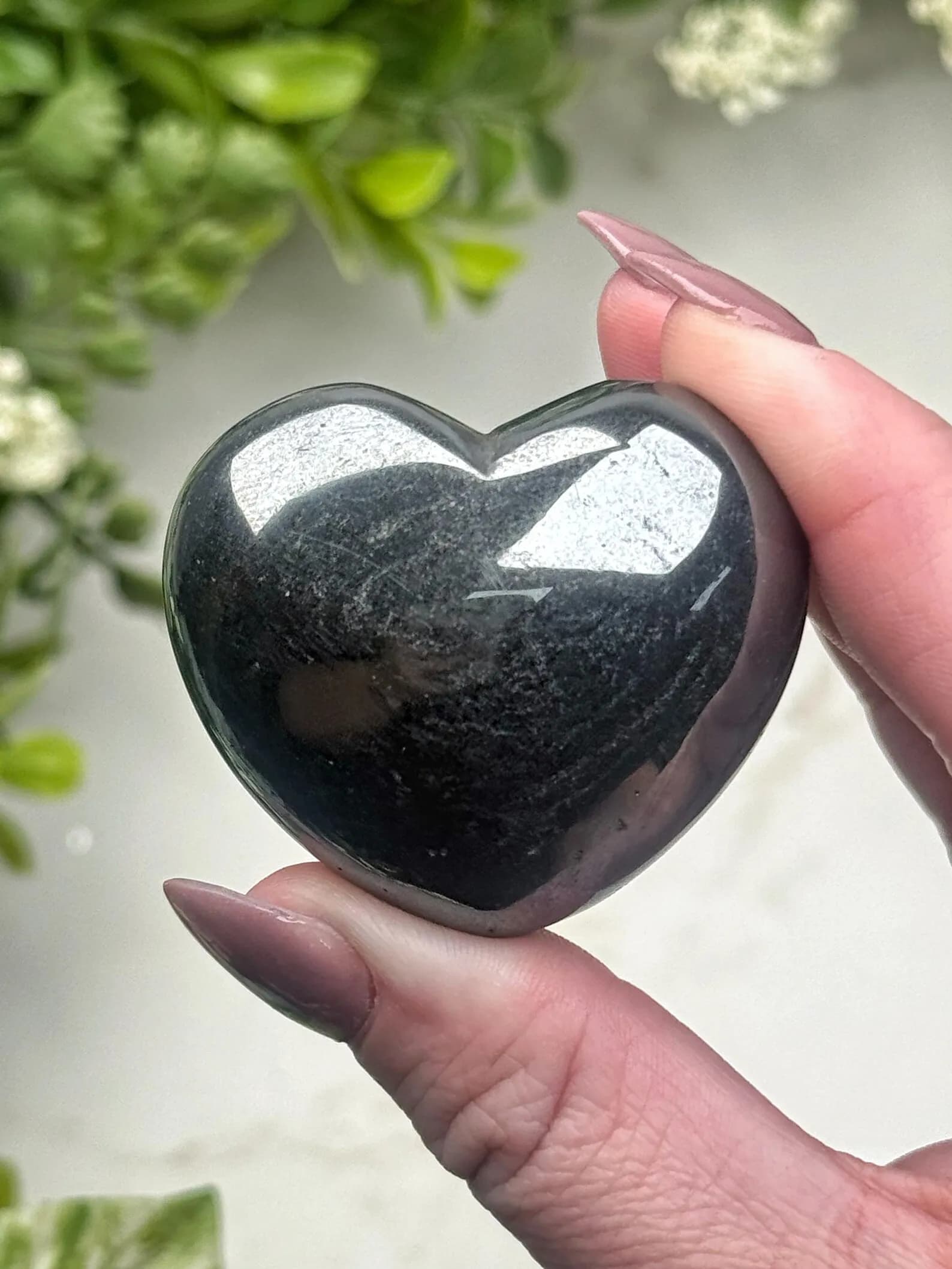 Cœur en hématite |   120g |   Non. 203 (Cristal noir poli sculpté, Chakra Racine, Pierre de guérison