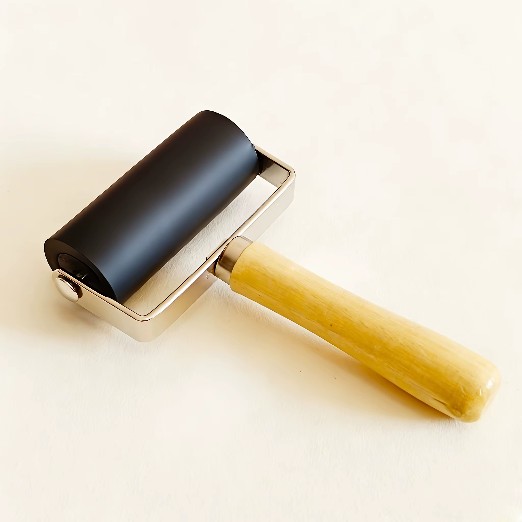 Rouleau en caoutchouc de haute qualité avec manche en bois, rouleau d'impression en caoutchouc noir,