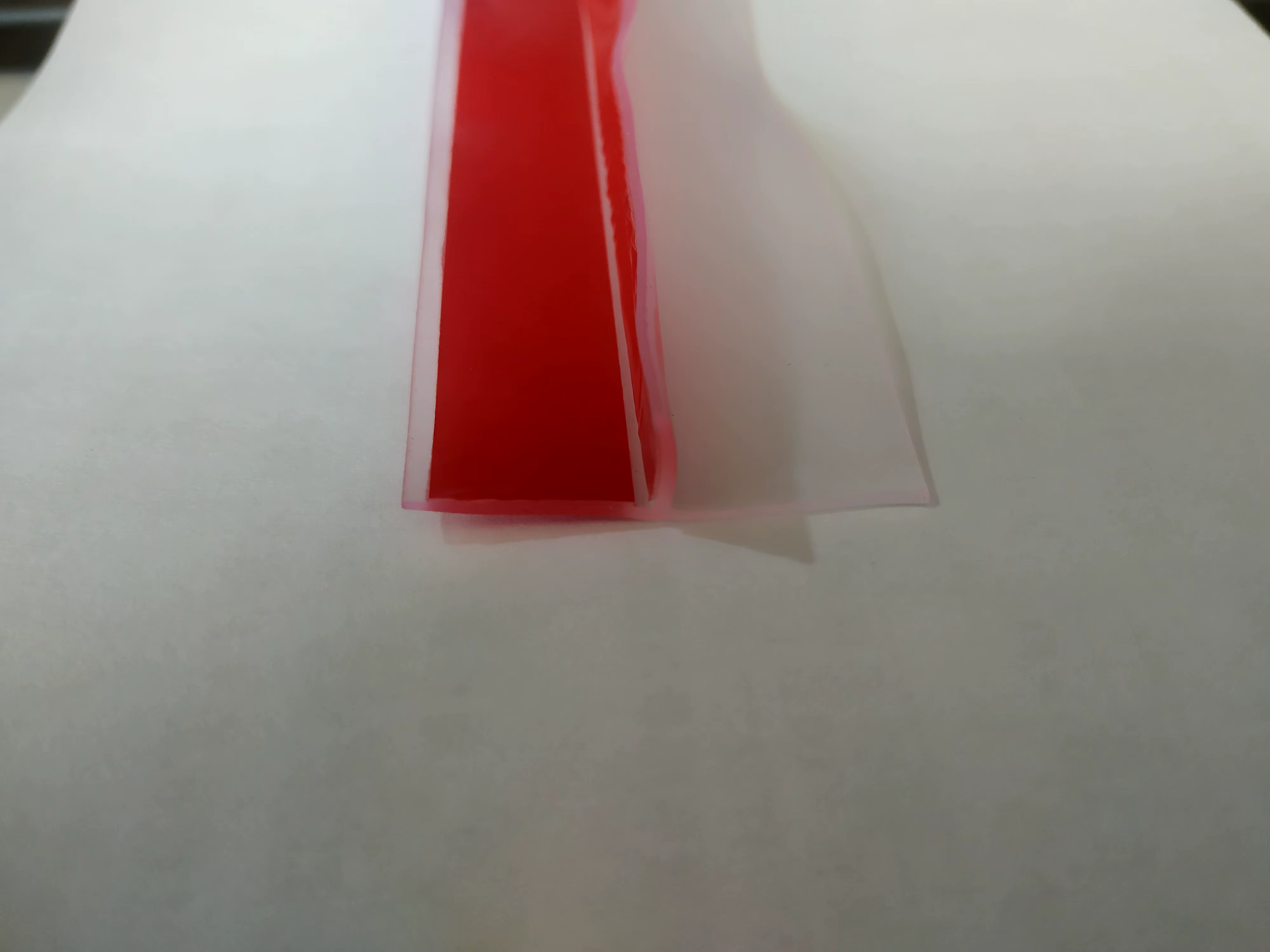 Bande d'étanchéité en silicone de haute qualité en forme de T, résistante au vent, adaptée aux inter