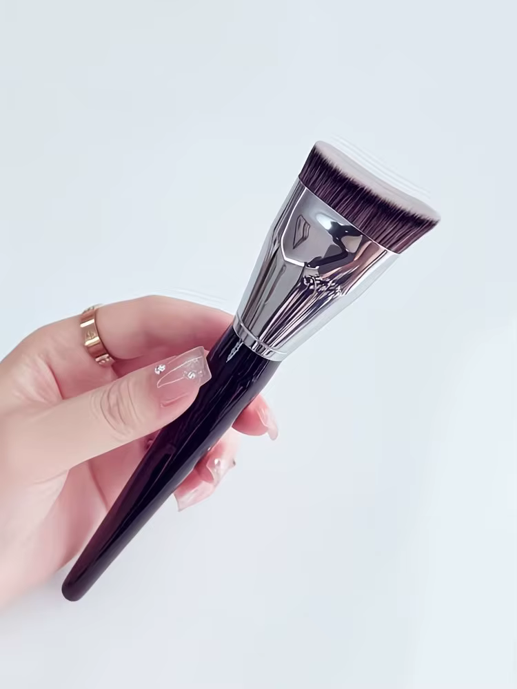 Grand pinceau double usage pour le contouring, doté d'un dessin plat et d'un design angulaire pour u
