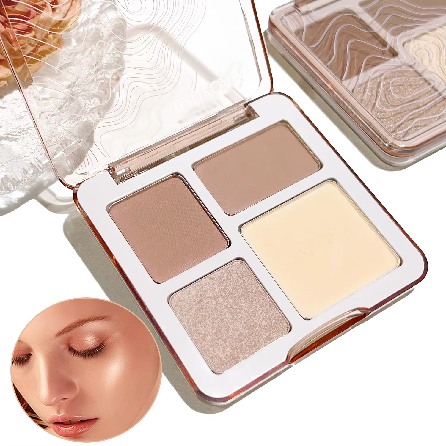 La palette de contouring quatre couleurs est mate et longue tenue, rehausse les contours tridimensio