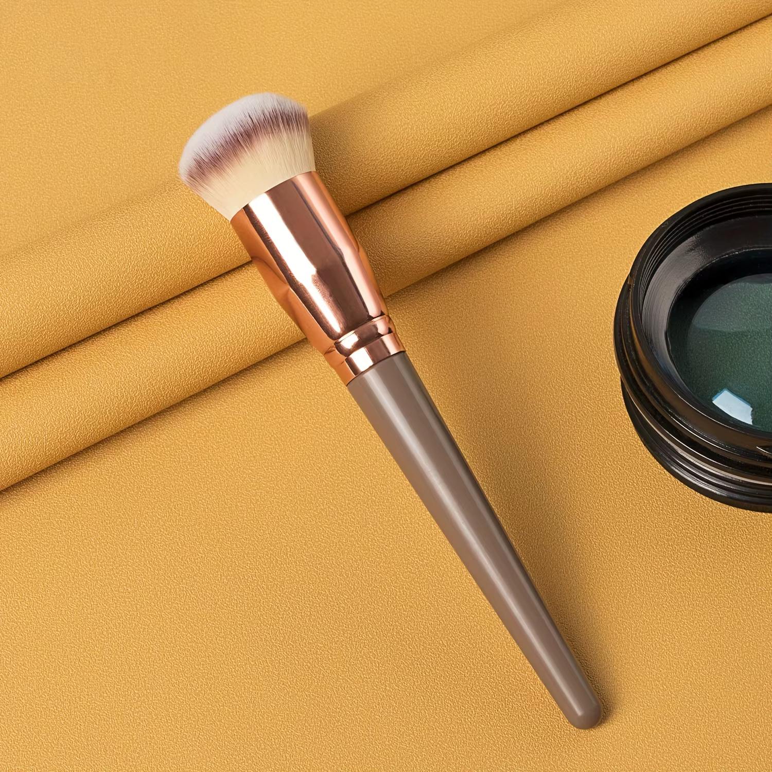 Pinceau de maquillage pour fond de teint avec manche en bois en noir de minuit fonctionne