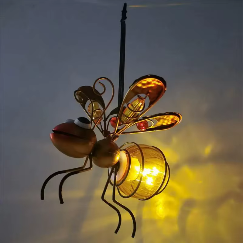 Statue d'insecte solaire en fer avec lumière féerique LED