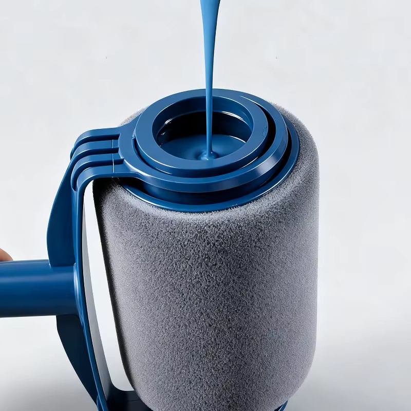 Rouleau à peinture avec réservoir intégré