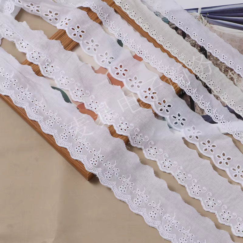 Ruban en dentelle de coton brodé Floral Beige et blanc