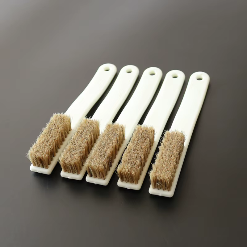 Brosse à poils avec poignée en plastique