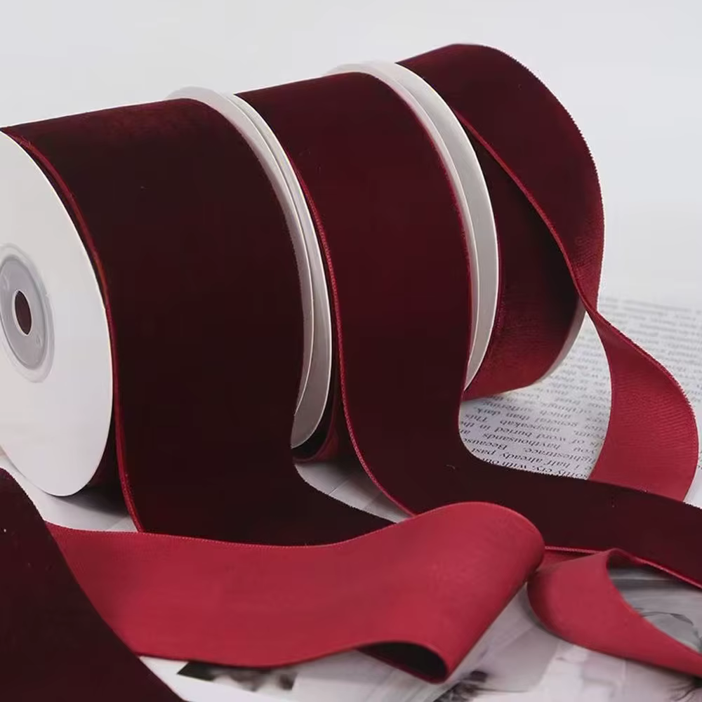 Rouleau de ruban de velours simple face bordeaux