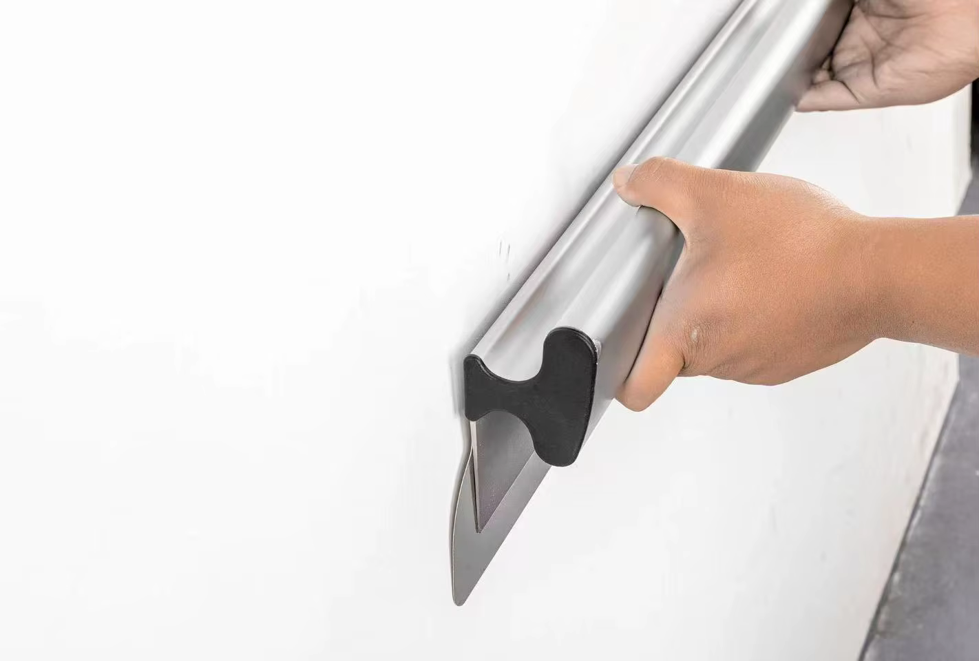 Couteau à mastic pour lisser les cloisons sèches