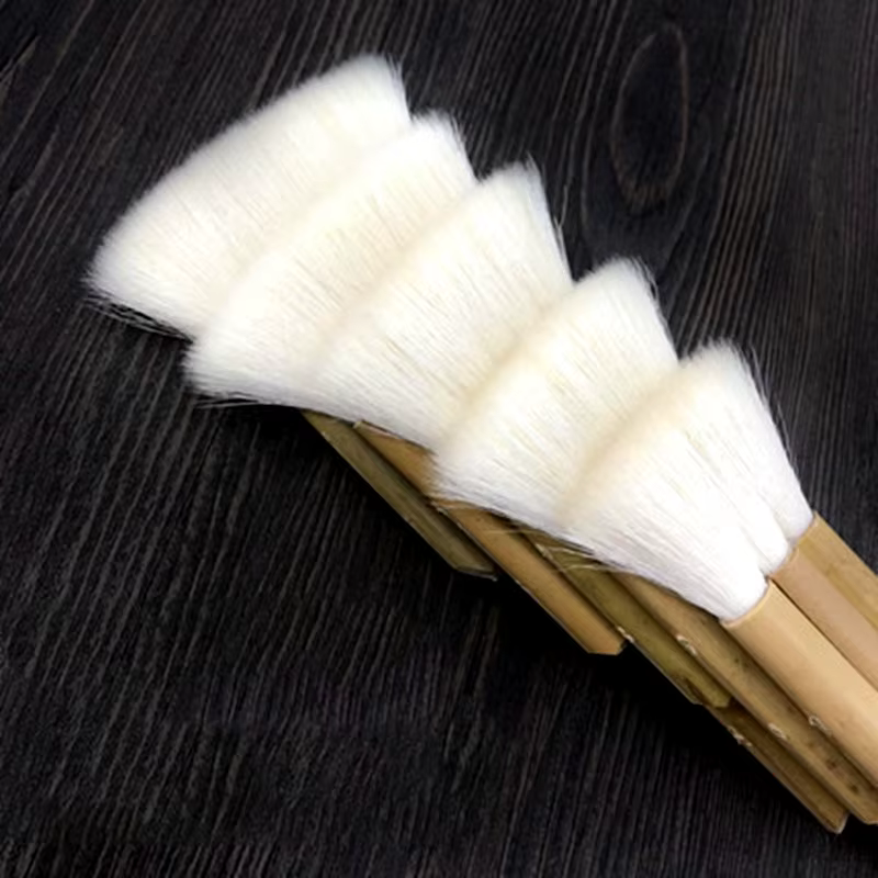 Pinceau de merlu en poils de chèvre doux et plat