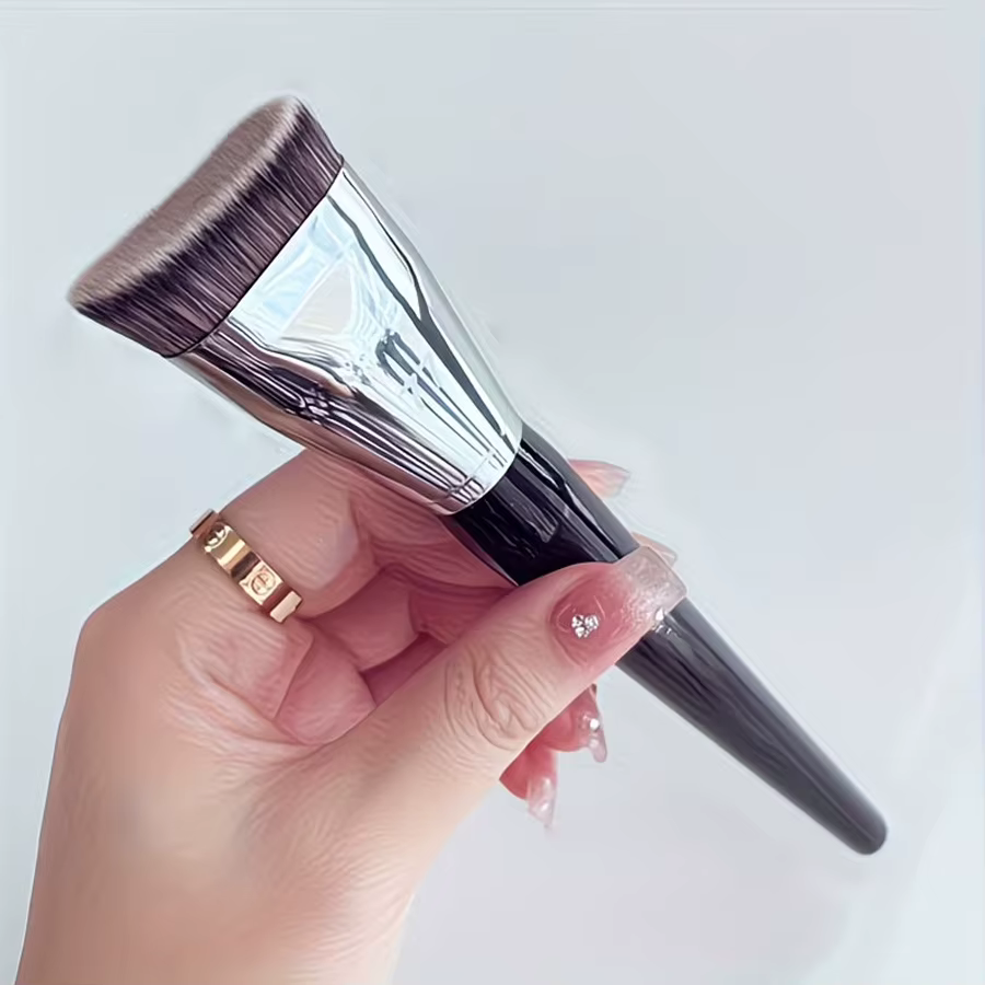 Grand pinceau double usage pour le contouring