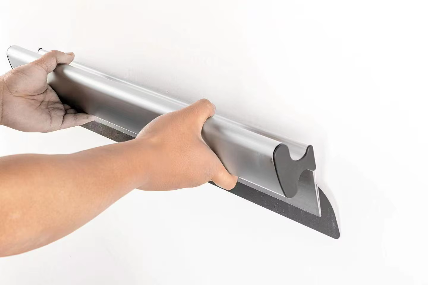 Couteau à mastic pour lisser les cloisons sèches