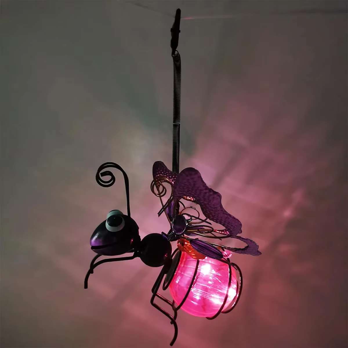 Statue d'insecte solaire en fer avec lumière féerique LED