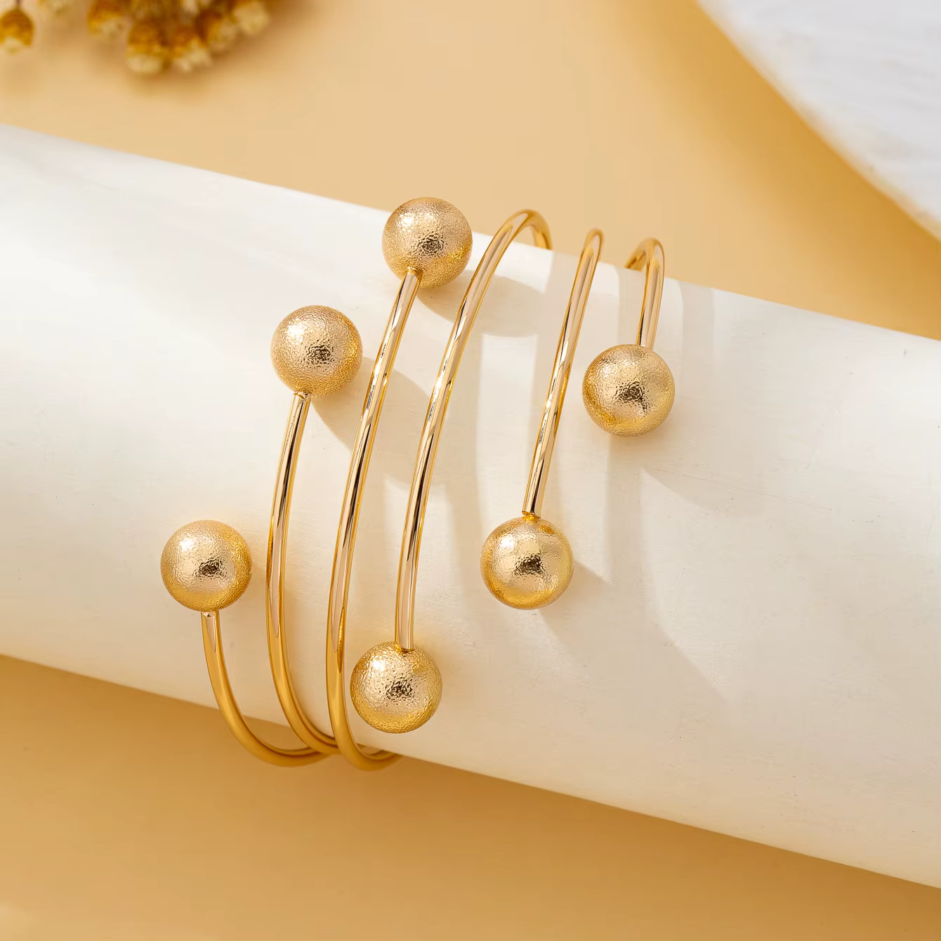 Bracelet pour femme, tendance et créatif, design exquis à plusieurs couches en forme de boule, bracelet ouvert réglable, adapté à un usage quotidien