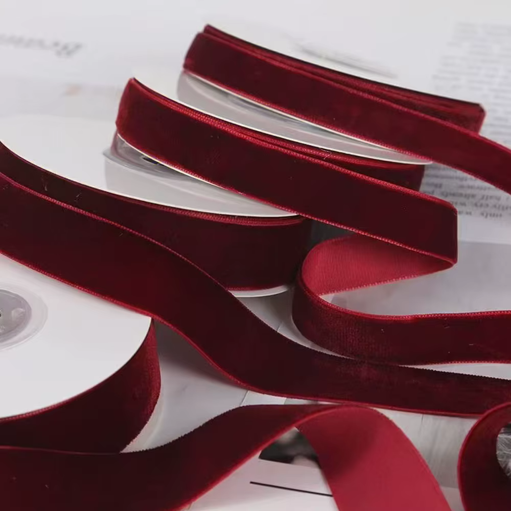 Rouleau de ruban de velours simple face bordeaux