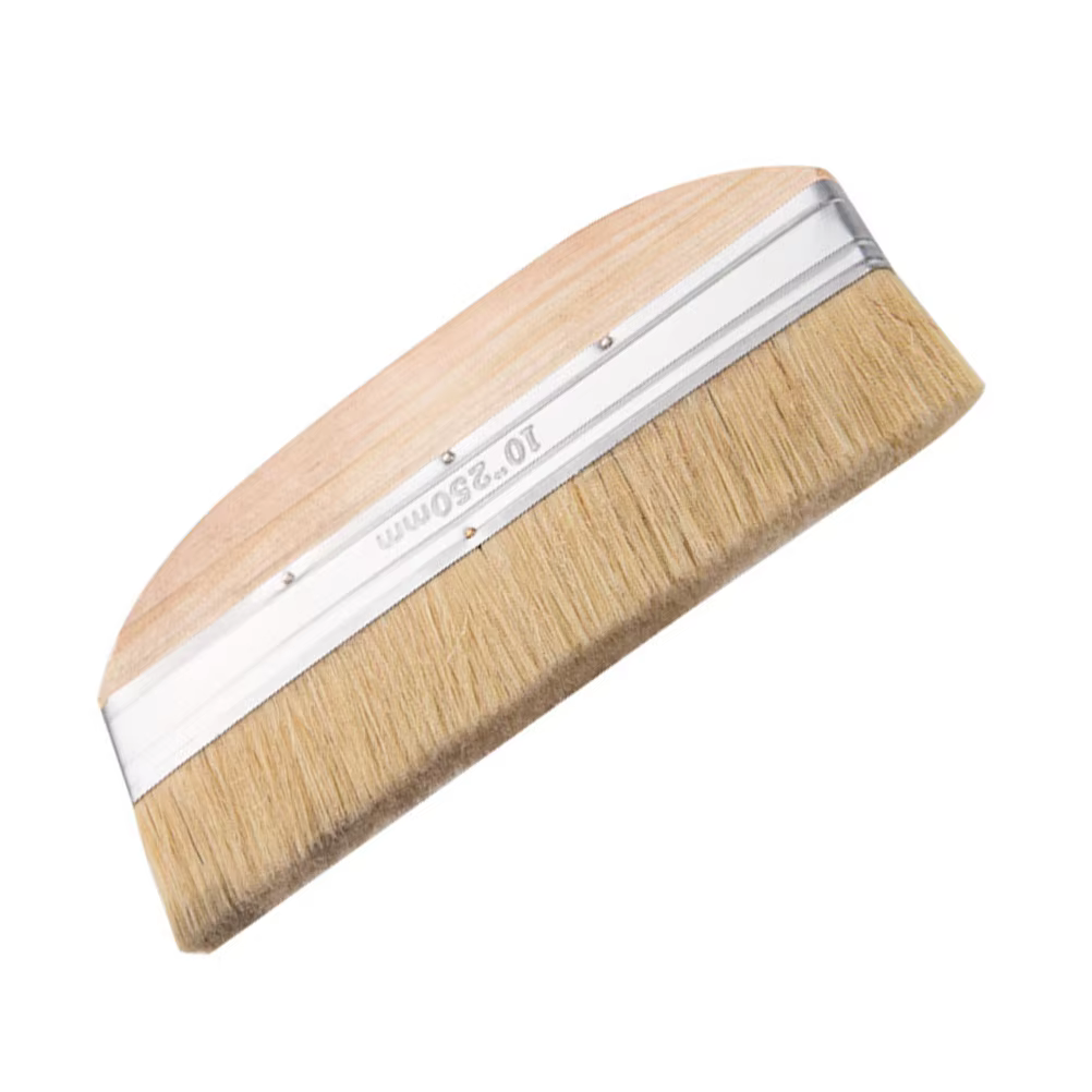 Brosse à poils avec manche en bois