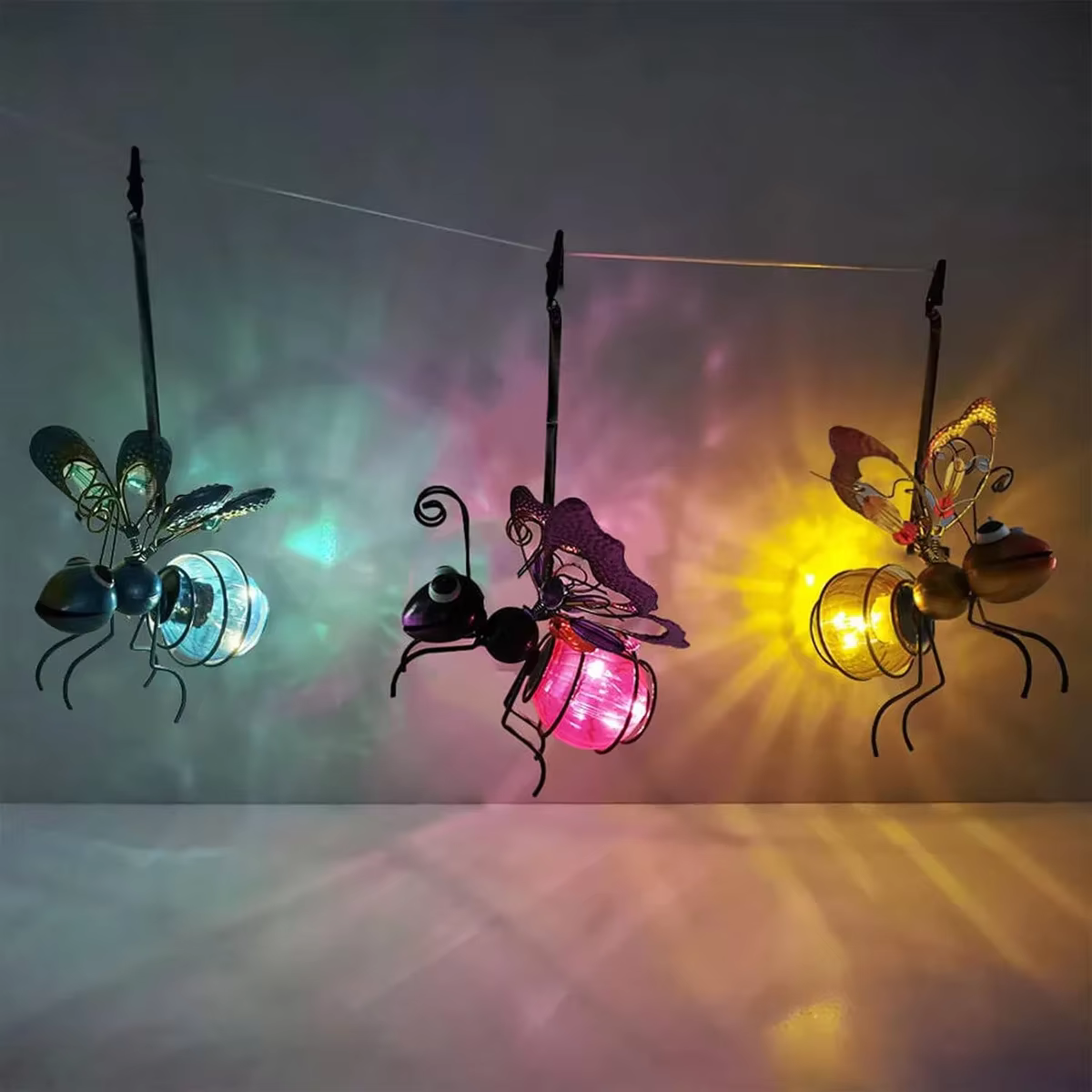 Statue d'insecte solaire en fer avec lumière féerique LED