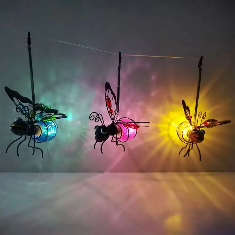 Statue d'insecte solaire en fer avec lumière féerique LED