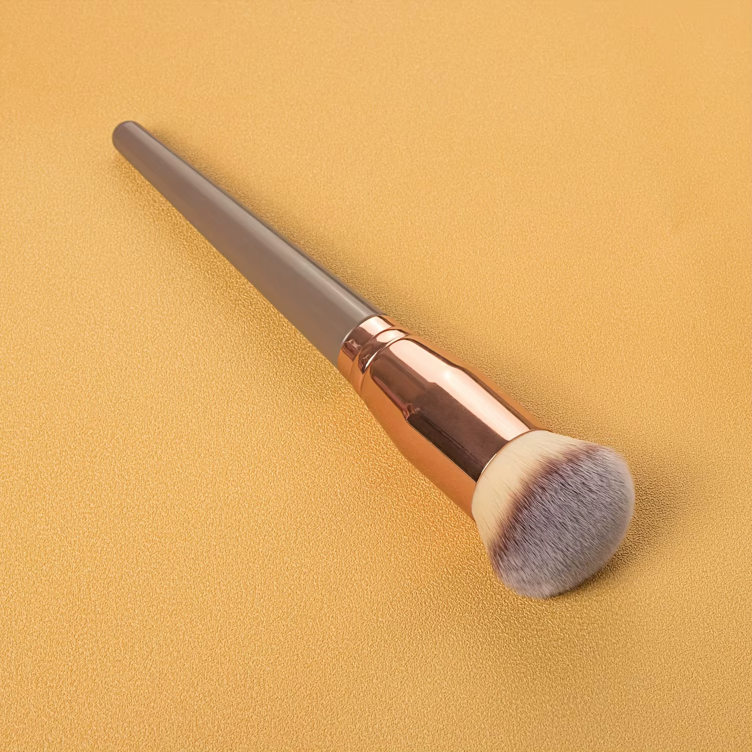 Pinceau de maquillage pour fond de teint avec manche en bois en noir de minuit fonctionne