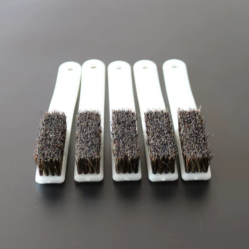 Brosse à poils avec poignée en plastique