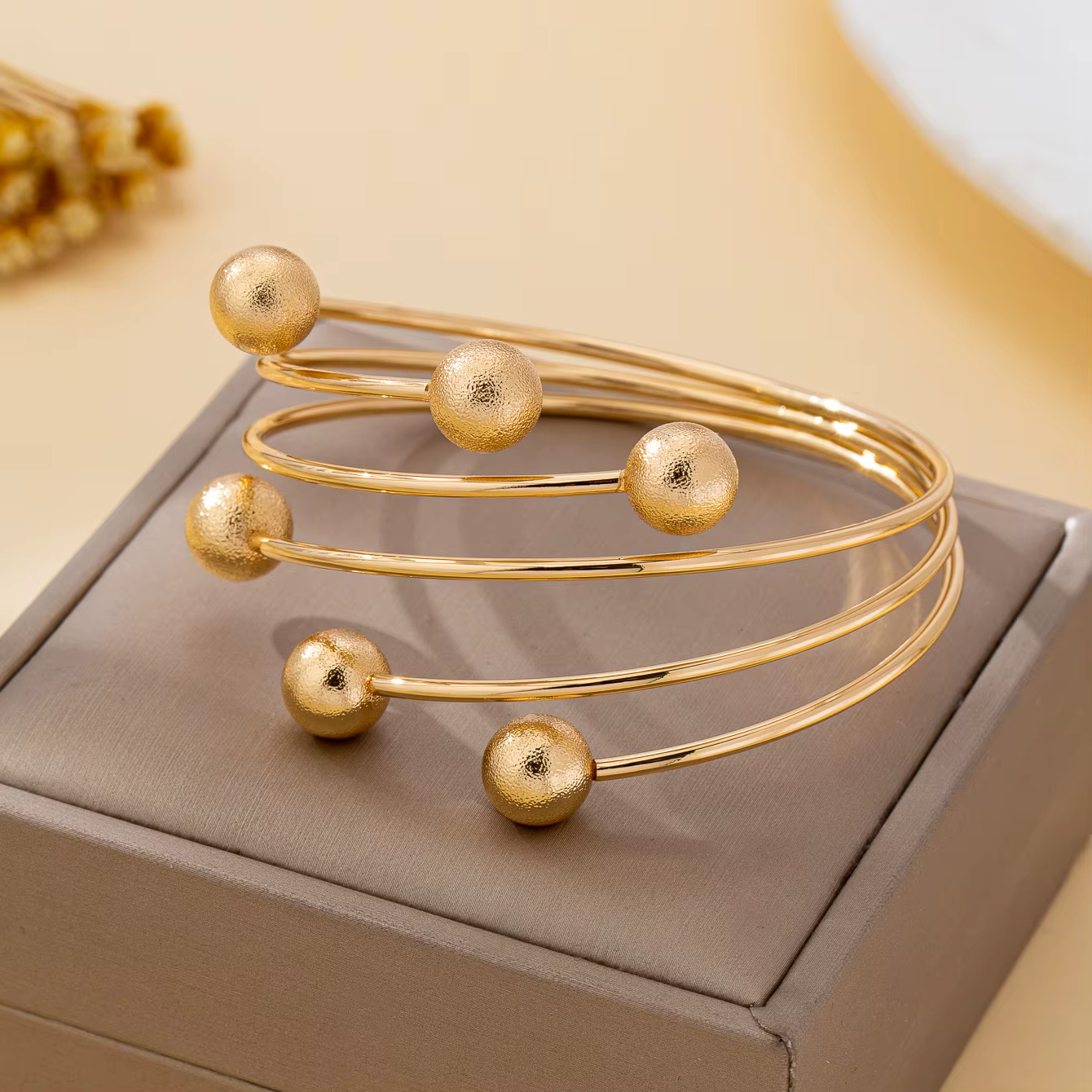 Bracelet pour femme, tendance et créatif, design exquis à plusieurs couches en forme de boule, bracelet ouvert réglable, adapté à un usage quotidien