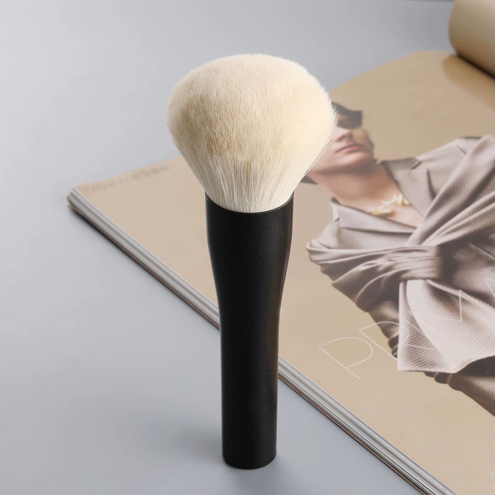 Pinceau à poudre professionnel de grande taille, poils synthétiques doux, adaptés à tous les types de peau, idéal pour la pose de la poudre et le maquillage quotidien.