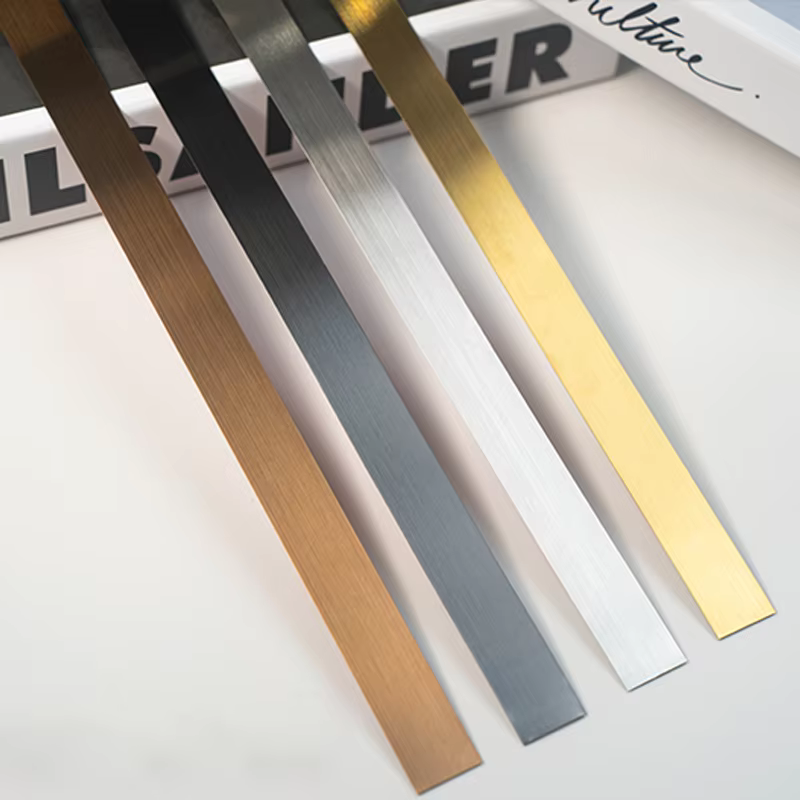 Un rouleau de bande décorative en acier inoxydable de 5 m de long