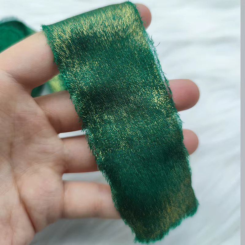 Ruban artisanal filaire en mousseline de soie et dentelle irisée