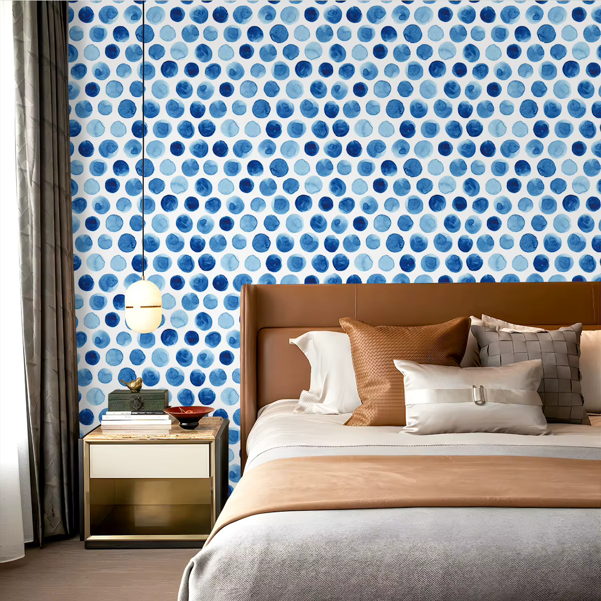 Un rouleau de papier peint cyclique à motif de pois dégradés bleus et blancs.
