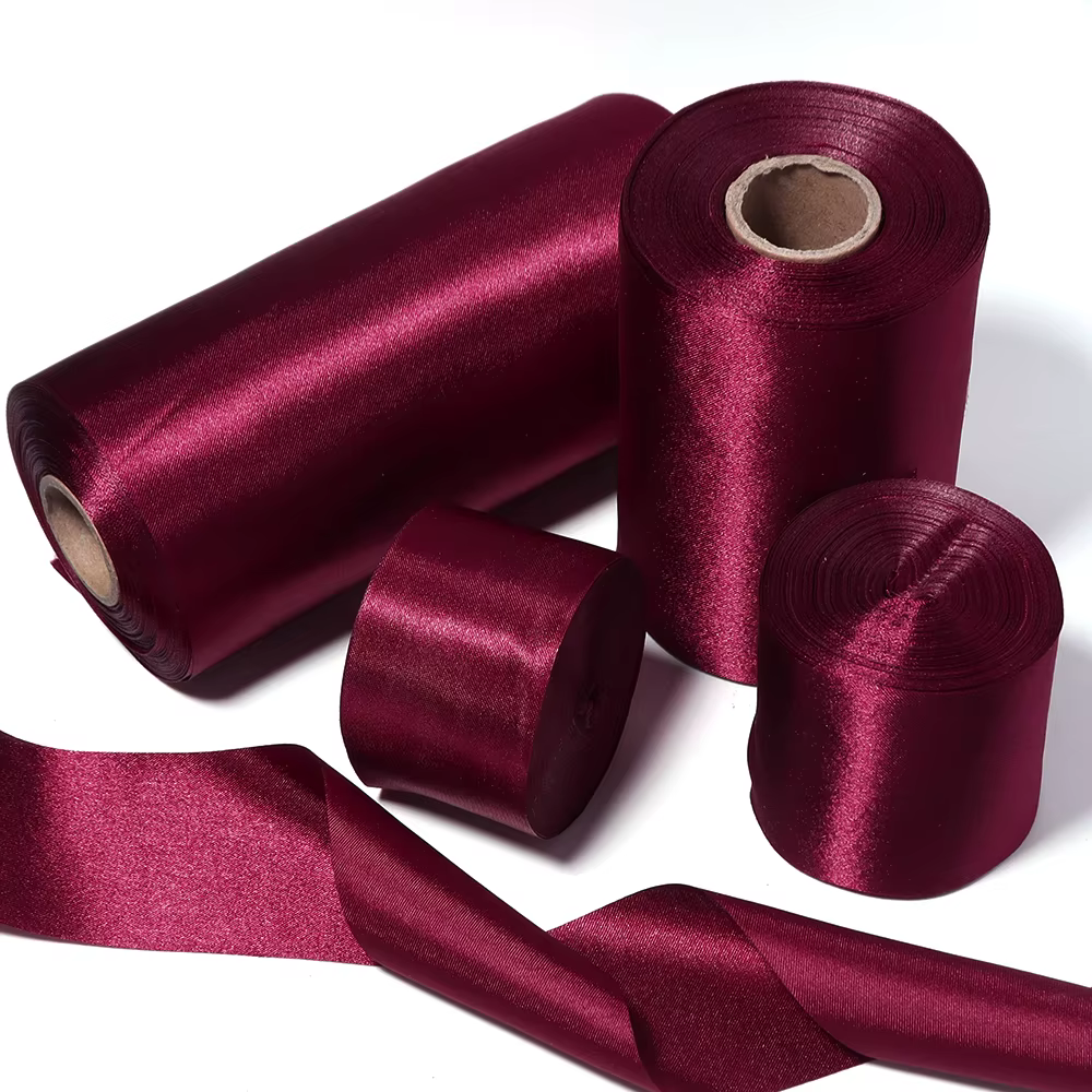 Ruban en satin bordeaux pour décoration de Noël