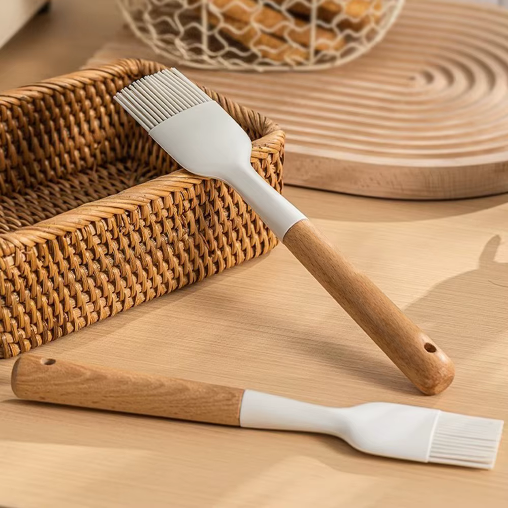 Pinceau à badigeonner blanc avec manche en bois