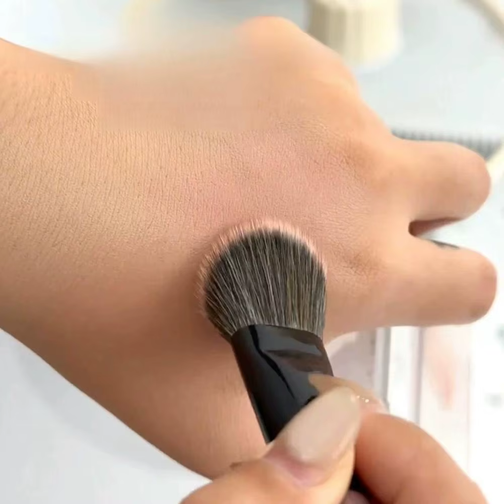 Pinceau à blush incliné pour poudre, crème et liquide – Pinceau plat et précis pour le maquillage – Outils de maquillage