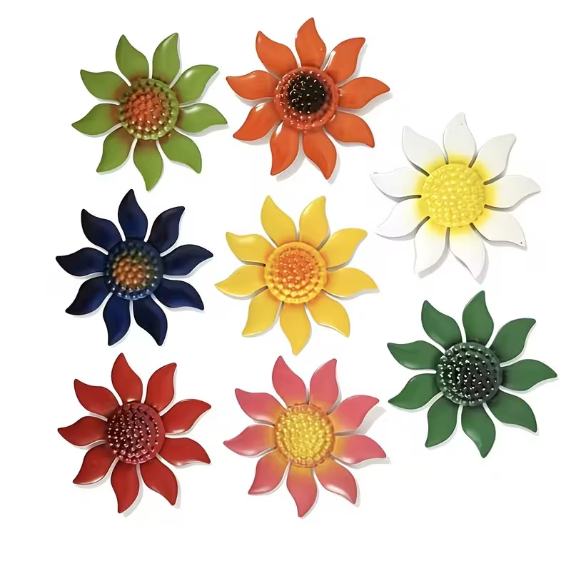 8 décorations murales en métal coloré en forme de fleurs