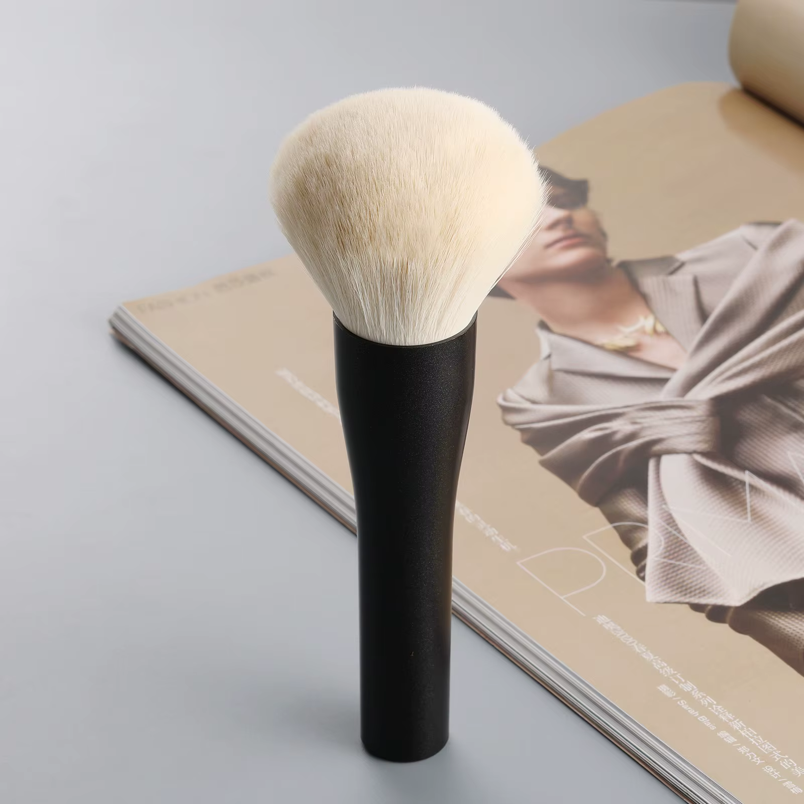 Pinceau à poudre professionnel de grande taille, poils synthétiques doux, adaptés à tous les types de peau, idéal pour la pose de la poudre et le maquillage quotidien.