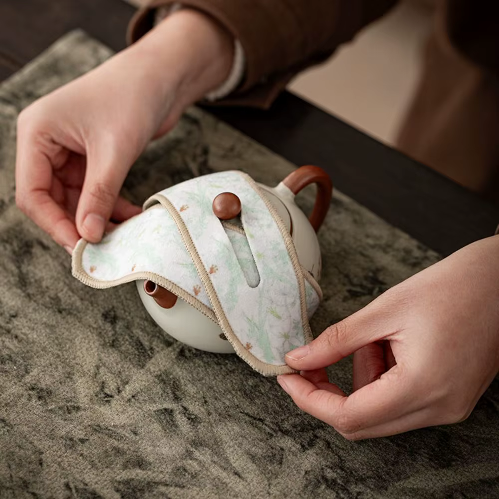 Housse de protection en peluche à motif floral pour service à thé, housse de théière de style chinois anti-choc, accessoires de thé, protection anti-chute