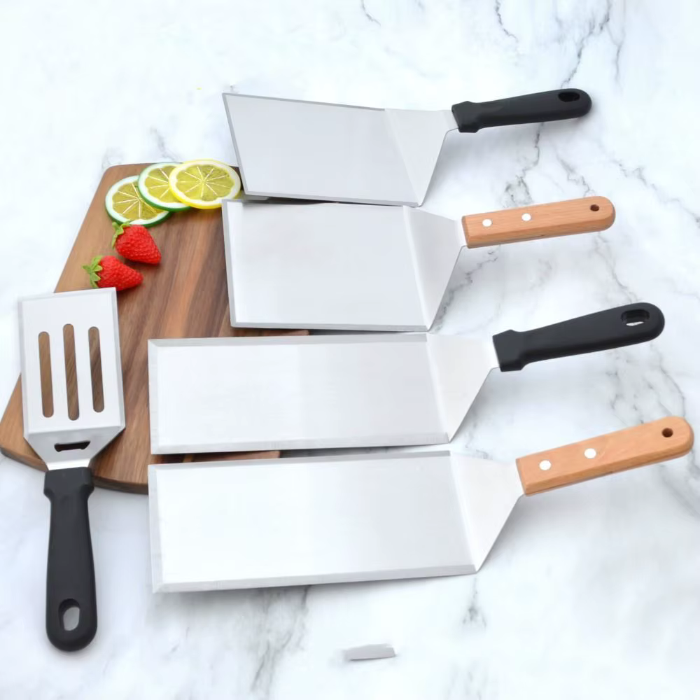 Spatule à tête carrée ou rectangulaire avec lame
