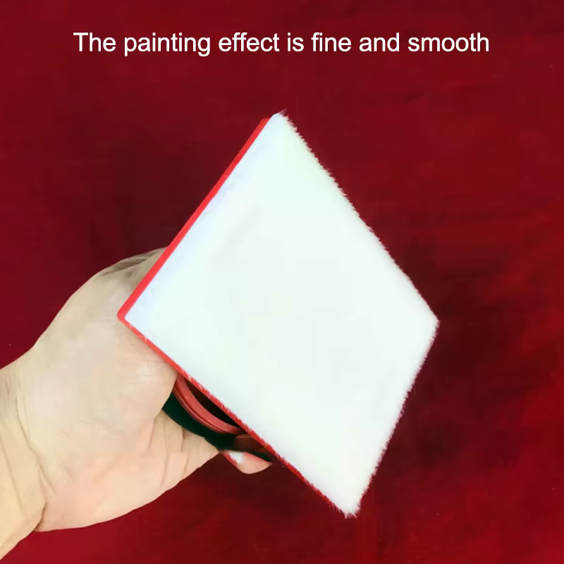 Coupe-bordure de peinture dans l'intérieur de la maison