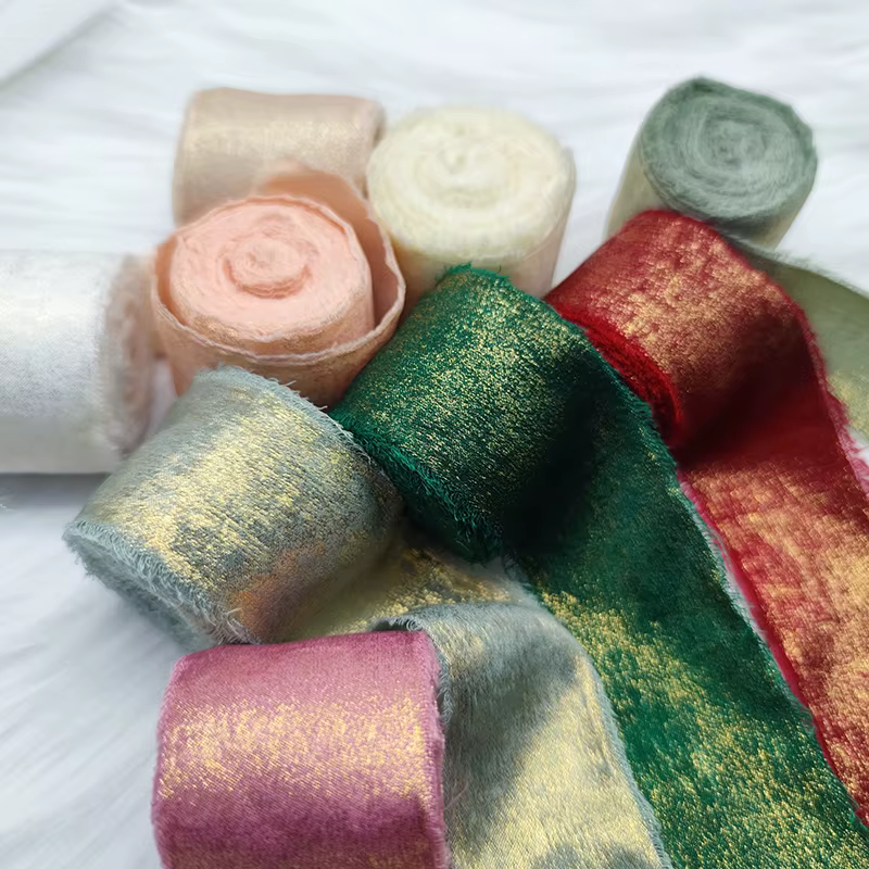 Ruban artisanal filaire en mousseline de soie et dentelle irisée