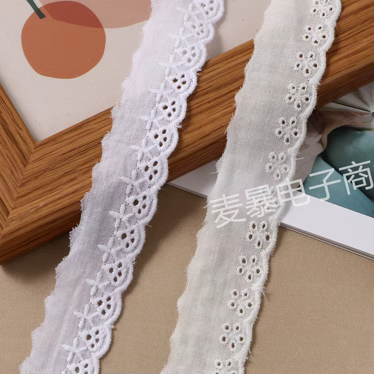 Ruban en dentelle de coton brodé Floral Beige et blanc