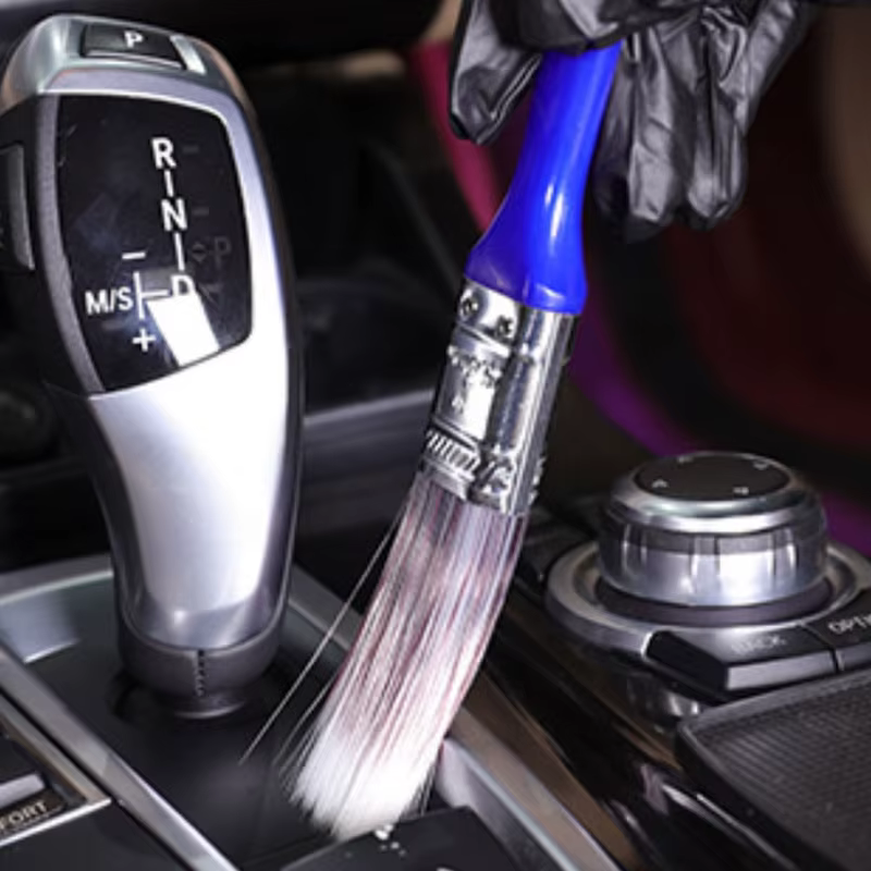 Brosse multi-usage monobloc pour barbecues et peinture artistique avec manche en plastique.