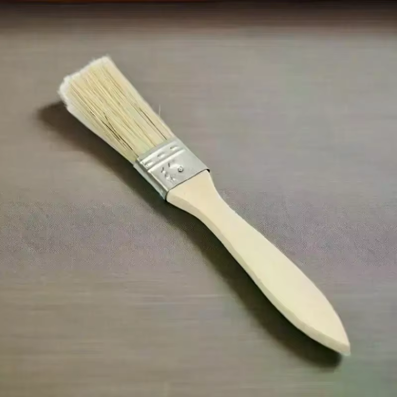 Petit pinceau à peinture adapté au travail manuel