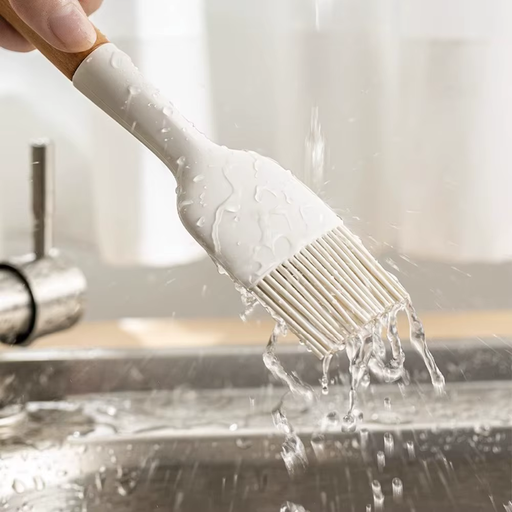 Pinceau à badigeonner blanc avec manche en bois