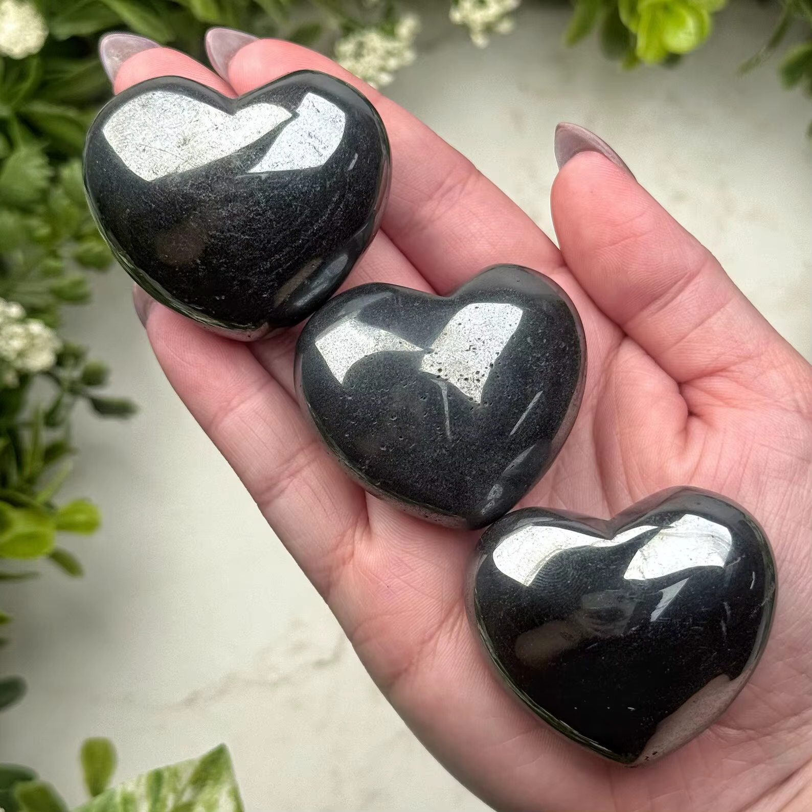 Cœur en hématite |   120g |   Non. 203 (Cristal noir poli sculpté, Chakra Racine, Pierre de guérison, Réincarnation)