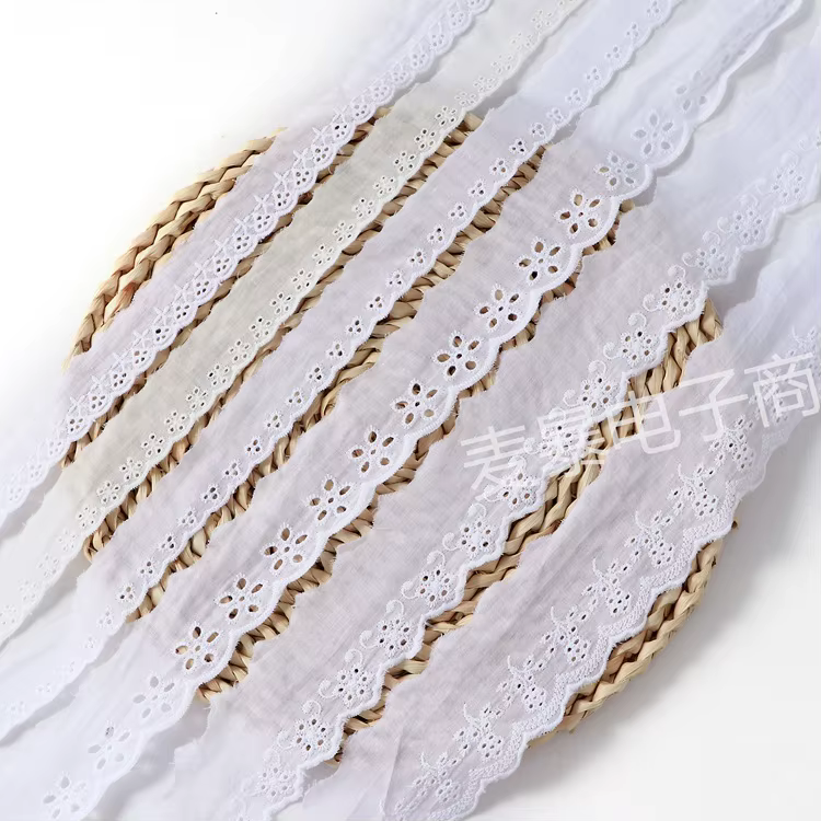 Ruban en dentelle de coton brodé Floral Beige et blanc
