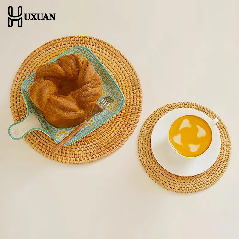 Sous-verre en rotin écologique, protection thermique pour tasses à café, s'intègre à la décoration de la table.
