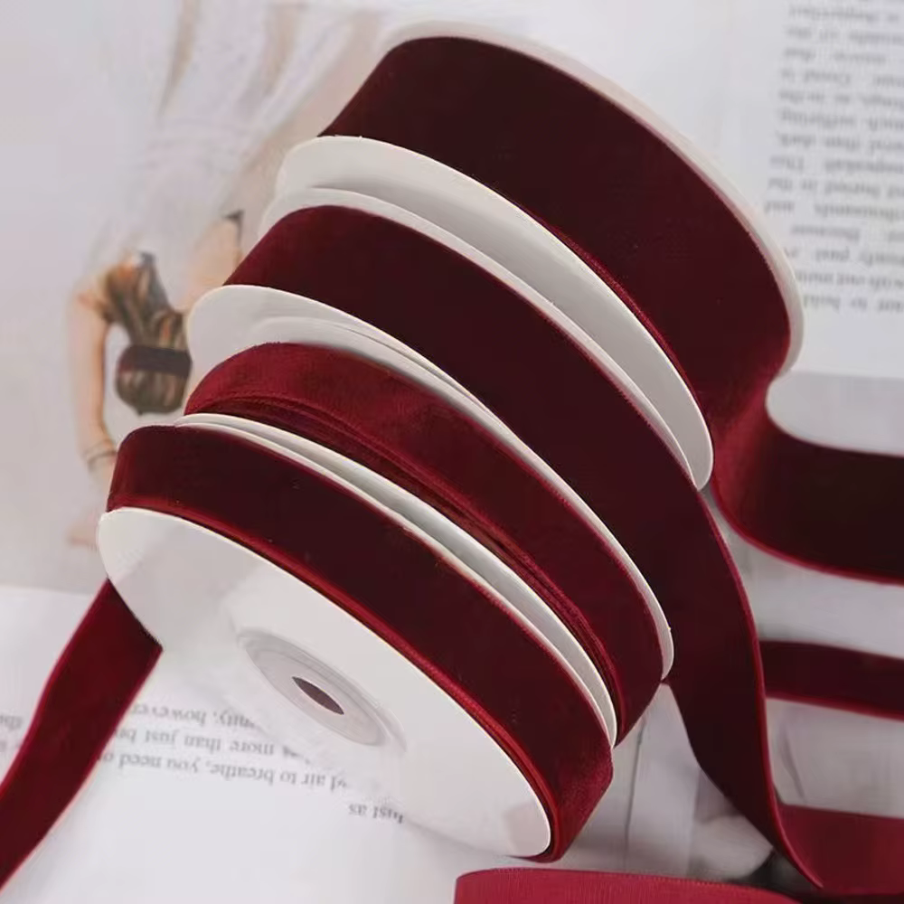 Rouleau de ruban de velours simple face bordeaux