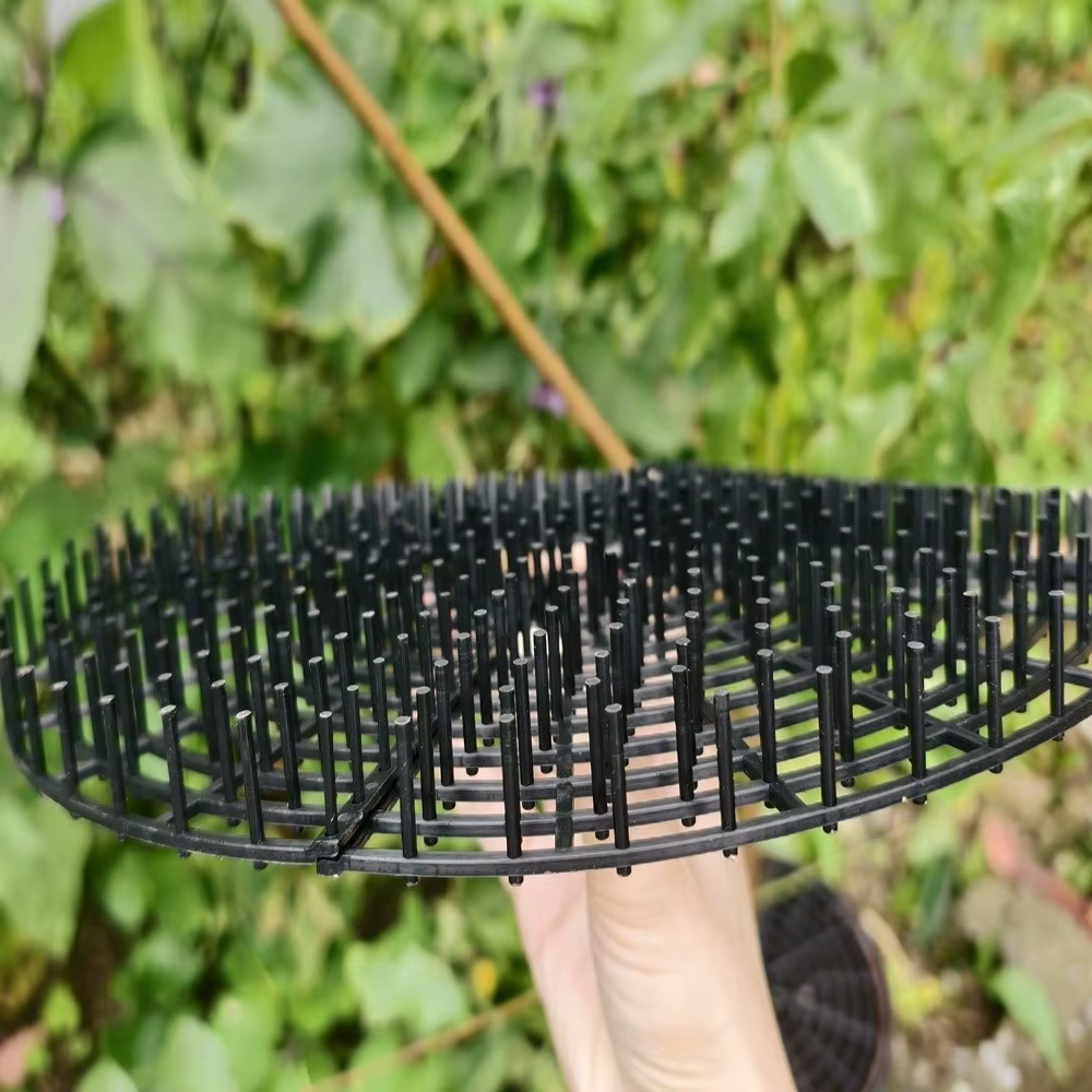 Grille de protection respirante en maille pour pot de plantes, avec découpes à pointes pour la protection du sol, et piquets inclus