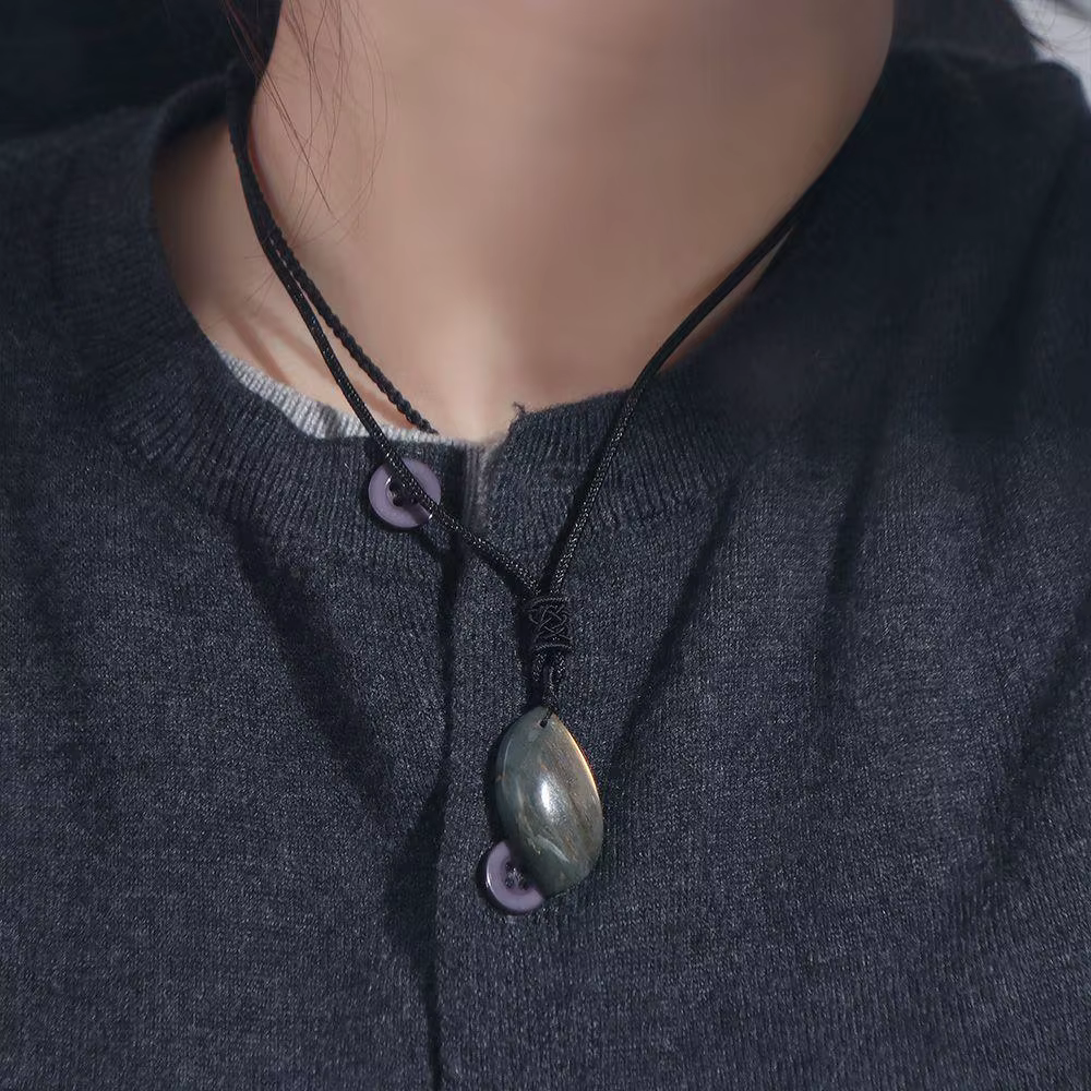 Pierre artisanale naturelle en labradorite brute, pendentif en cristal de labradorite poli exquis, forme géométrique, pierre naturelle de formation.