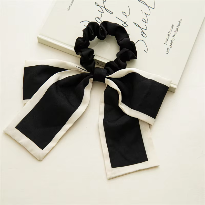 Serre-tête élégant en satin à deux pièces avec nœud papillon pour nouer une queue de cheval ou un chignon élégant avec des attaches pour cheveux