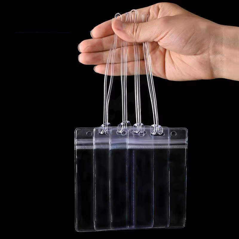 Porte-badges d'identification en plastique transparent résistant à l'usure, étanches et refermables avec cordons pour une protection longue durée des cartes d'identité